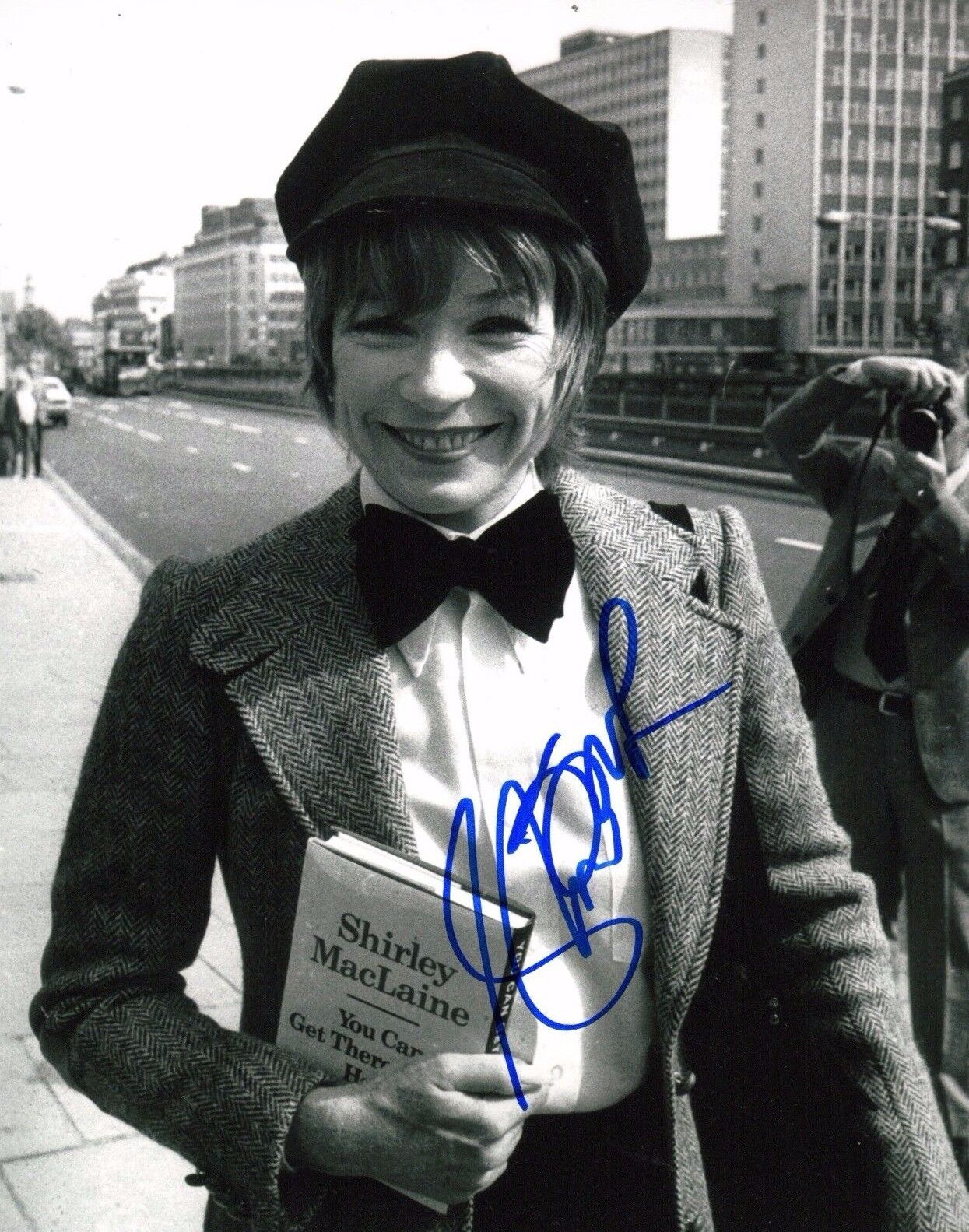 GFA The Apartment * SHIRLEY MacLAINE * Signed 8x10 Photo Poster painting PROOF AD6 COA