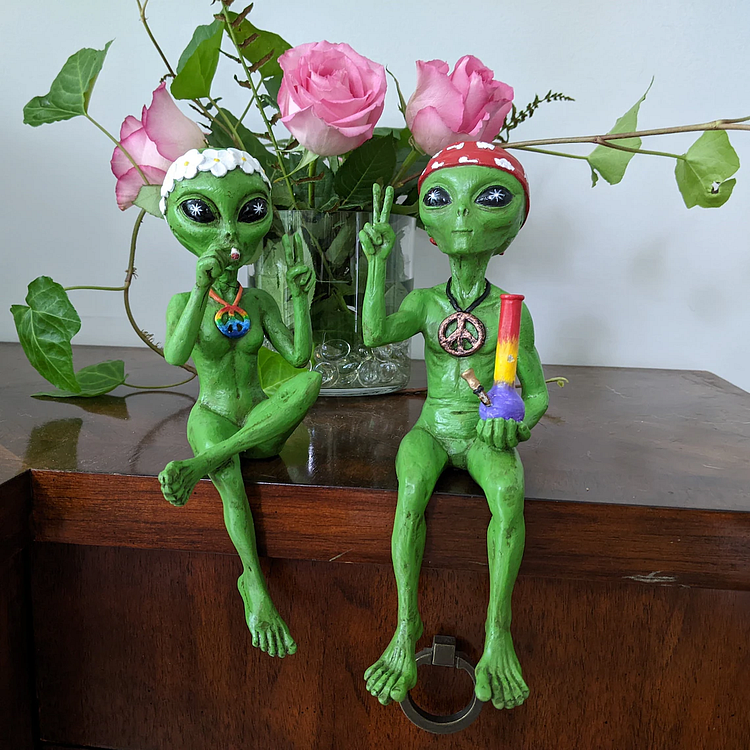 Hippie and Stoner Alien Invasion Couple Statues