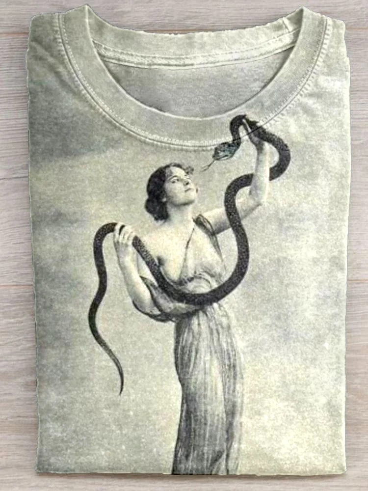 Eagerlys  A Beautiful Woman with A Poisonous Snake Art Print T-shirt Eagerlys