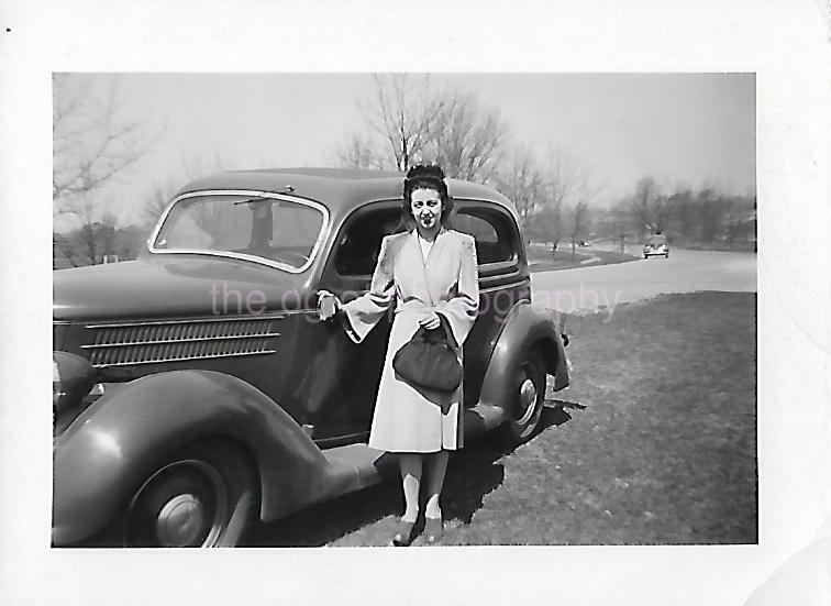 SMALL FOUND Photo Poster paintingGRAPH Black And White Snapshot CAR WOMAN 21 69 E