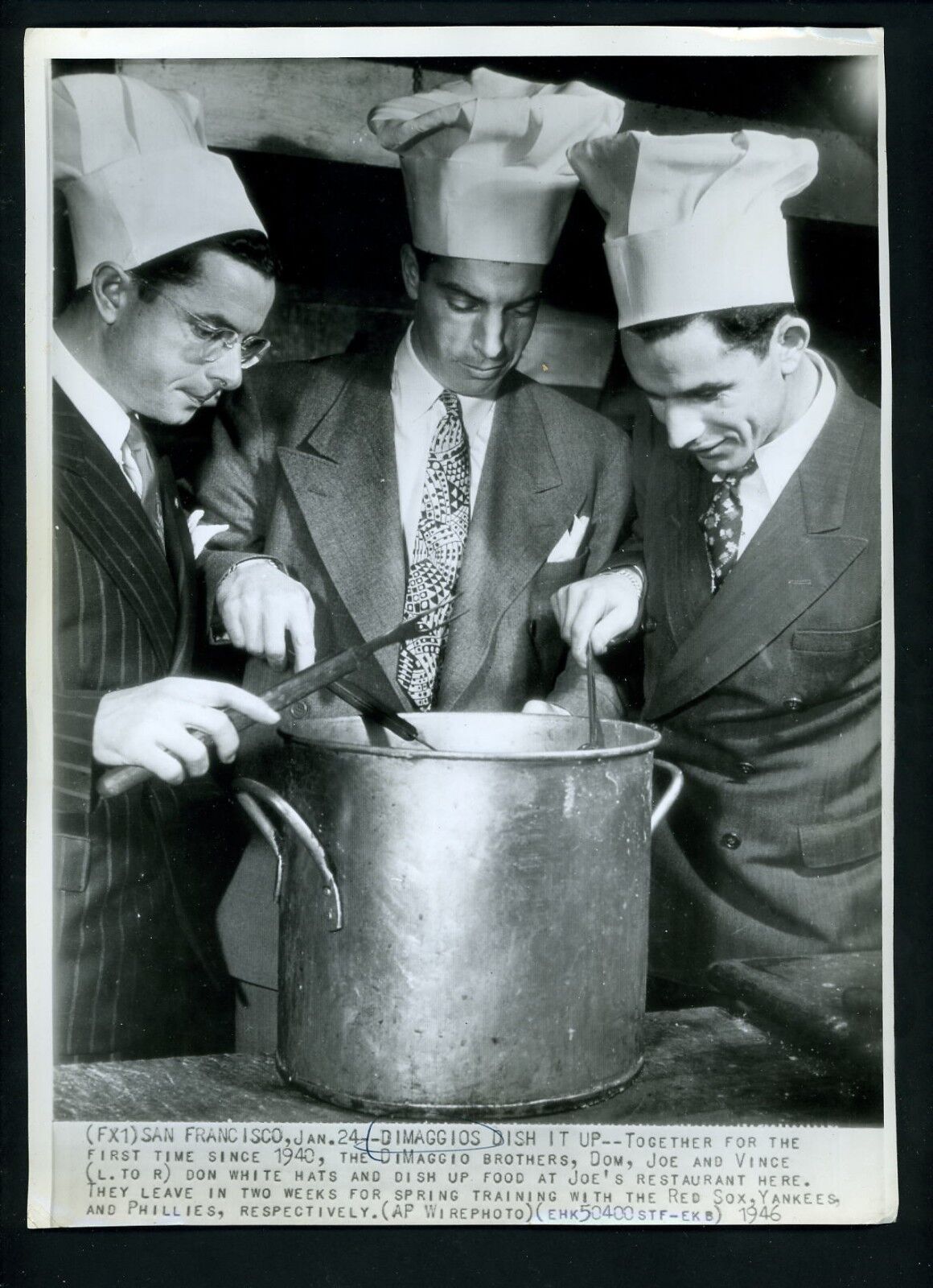 Joe DiMaggio Dom & Vince San Francisco restaurant 1946 Press Photo Poster painting Yankees