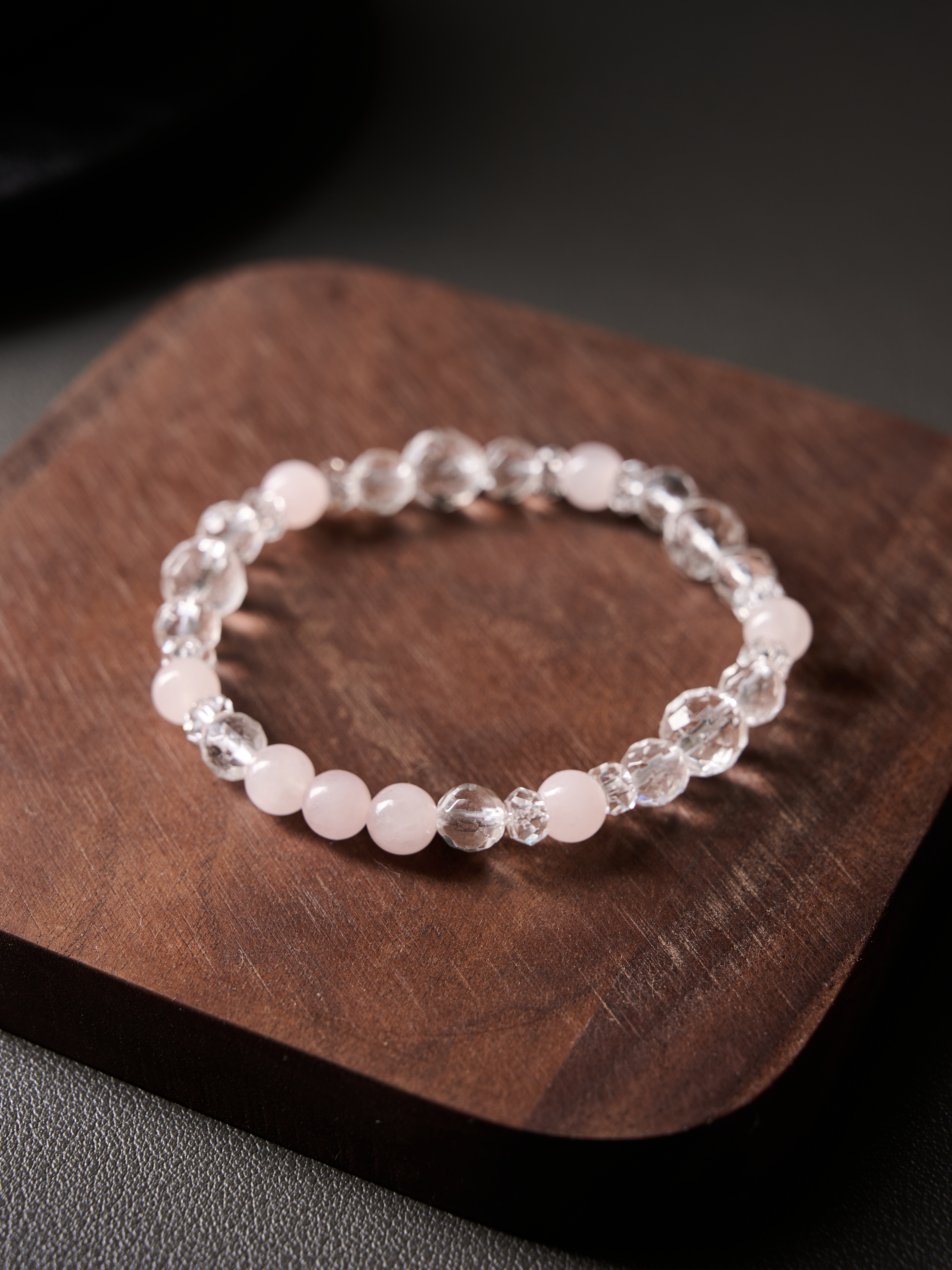 AvigJewelry rose quartz and clear quartz handcrafted bracelet, elastic 16–18 cm — full flat-lay top view