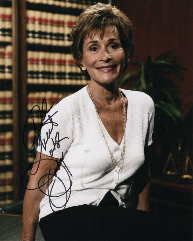 JUDGE JUDY SHEINDLIN SIGNED AUTOGRAPH 8X10 Photo Poster painting - JUDY JUSTICE, TV LEGEND, RARE