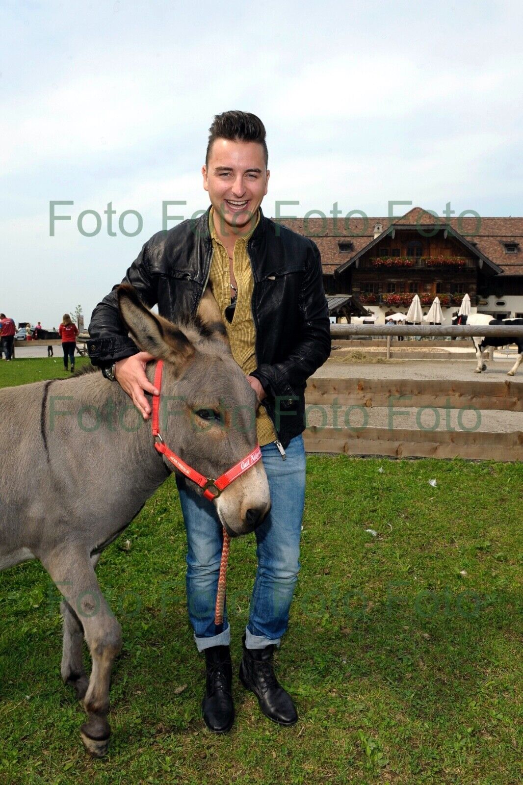 Andreas Gabalier mit Esel Musik Foto 20 x 30 cm ohne Autogramm (Be-83