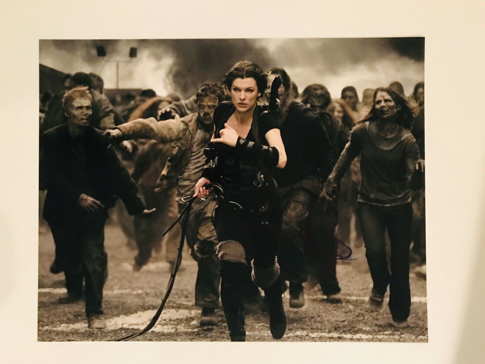 Milla Jovovich Resident Evil autographed Photo Poster painting signed 11X14 #3 Alice Abernathy