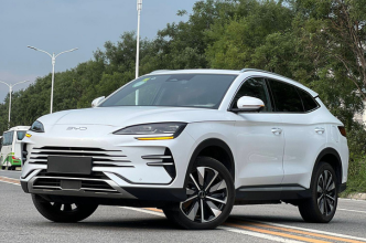 Side view of the 2025 Song PLUS DM-i, showcasing its sleek profile