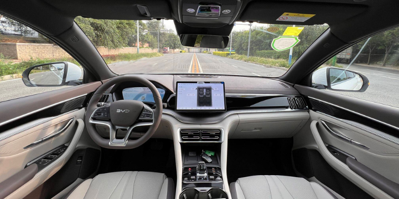 Close-up of the 2025 Song PLUS DM-i's center console with the floating screen and crystal gear lever
