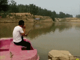 搞笑GIF:钓鱼手机掉进去了,赔了手机又折兵_段子