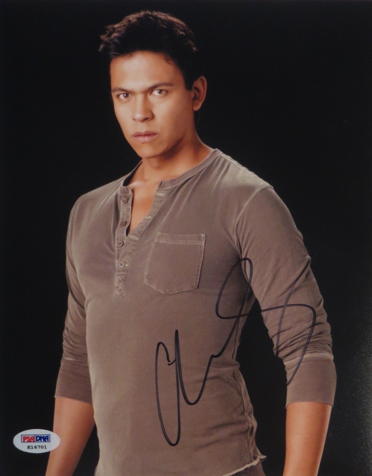 Chaske Spencer Signed Twilight Authentic Autographed 8x10 Photo Poster painting (PSA/DNA)