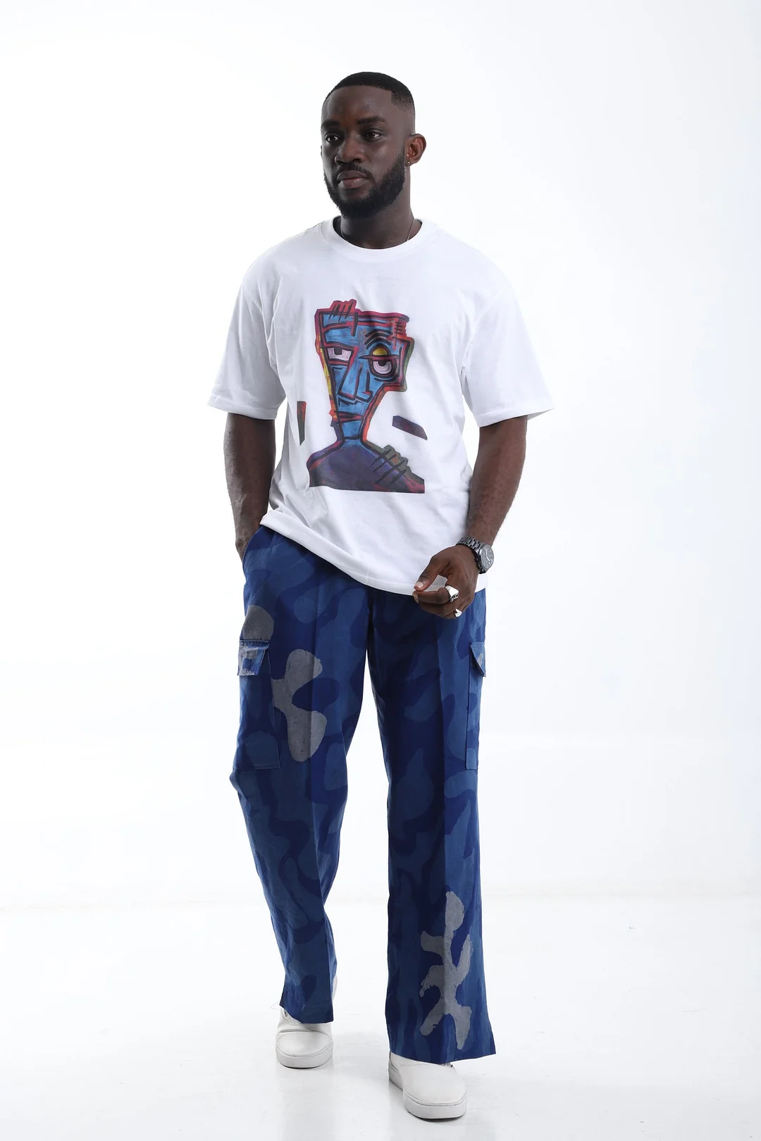 Blue Camouflage Cargo Pants with White T-Shirt-inspireuse