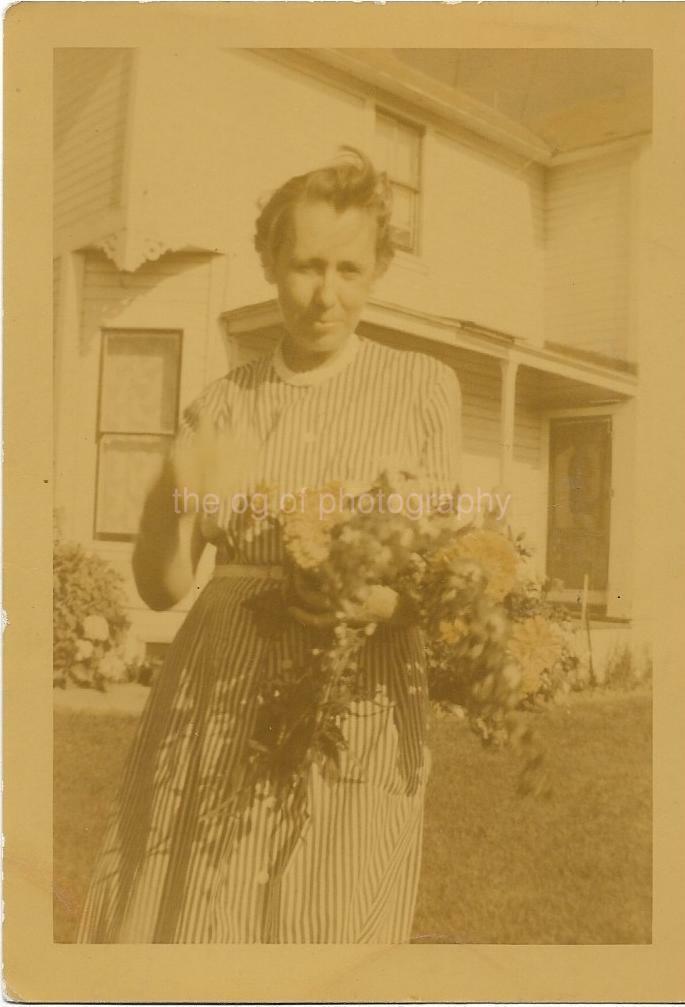 VINTAGE FOUND Photo Poster paintingGRAPH Color PORTRAIT OF A WOMAN HOLDING A BOUQUET 05 29 J