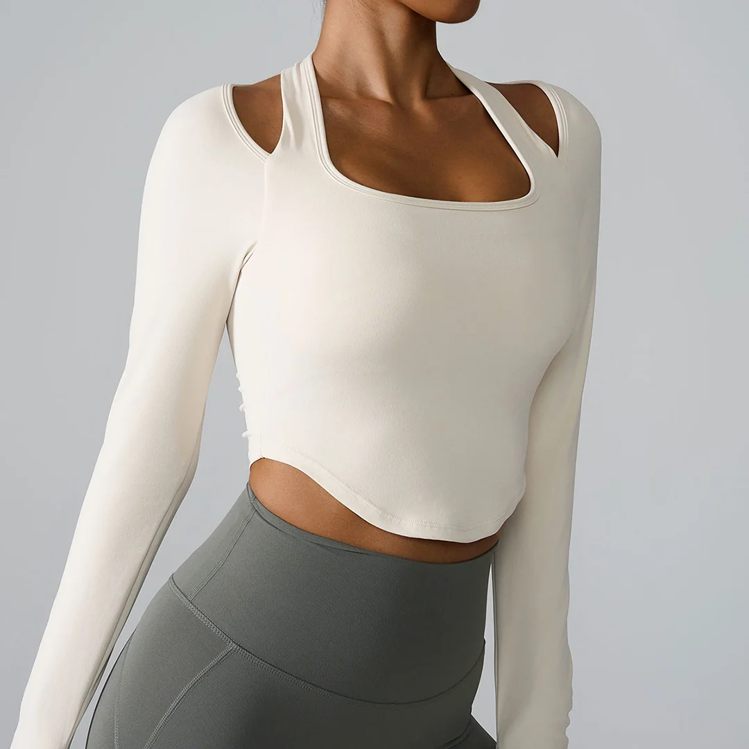 Long-sleeved sports top with chest pads
