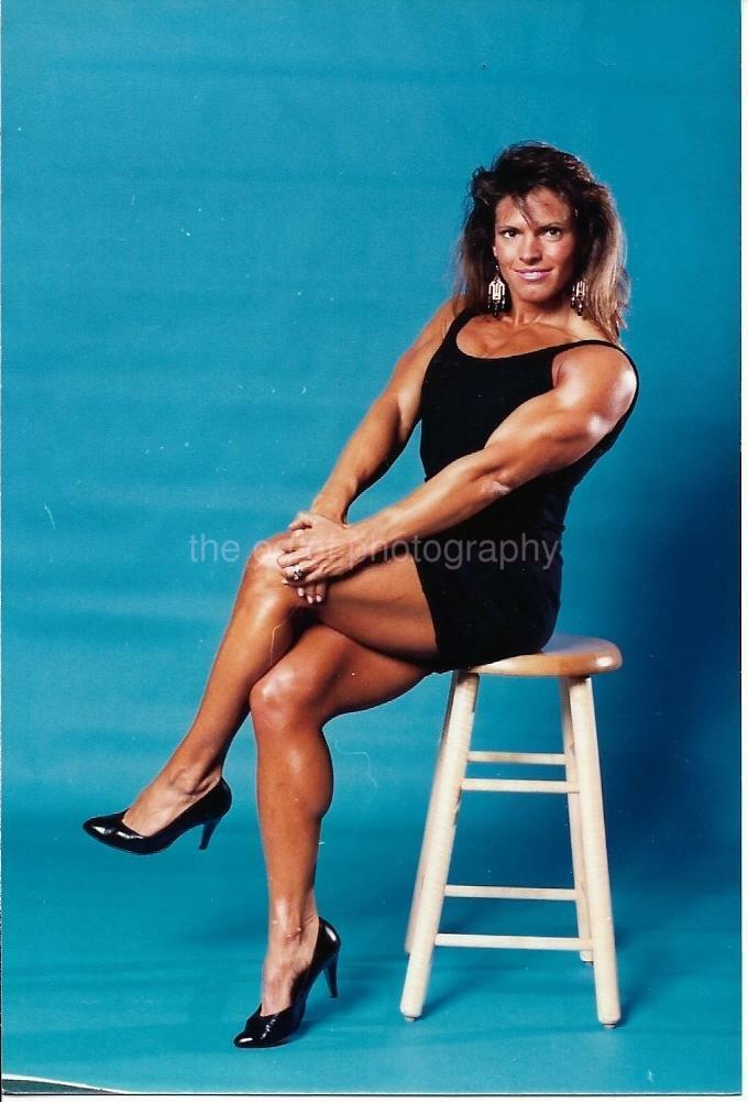 MUSCLE GIRL 80's 90's FOUND Photo Poster painting Color FEMALE BODYBUILDER Original EN 110 18 Q