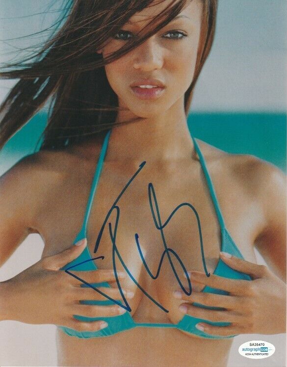 SEXY TYRA BANKS SIGNED BIKINI 8x10 Photo Poster painting! AMERICA'S NEXT TOP MODEL ACOA COA