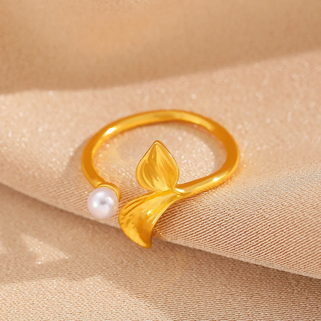 Leaf pearl open-ended gold-plated ring