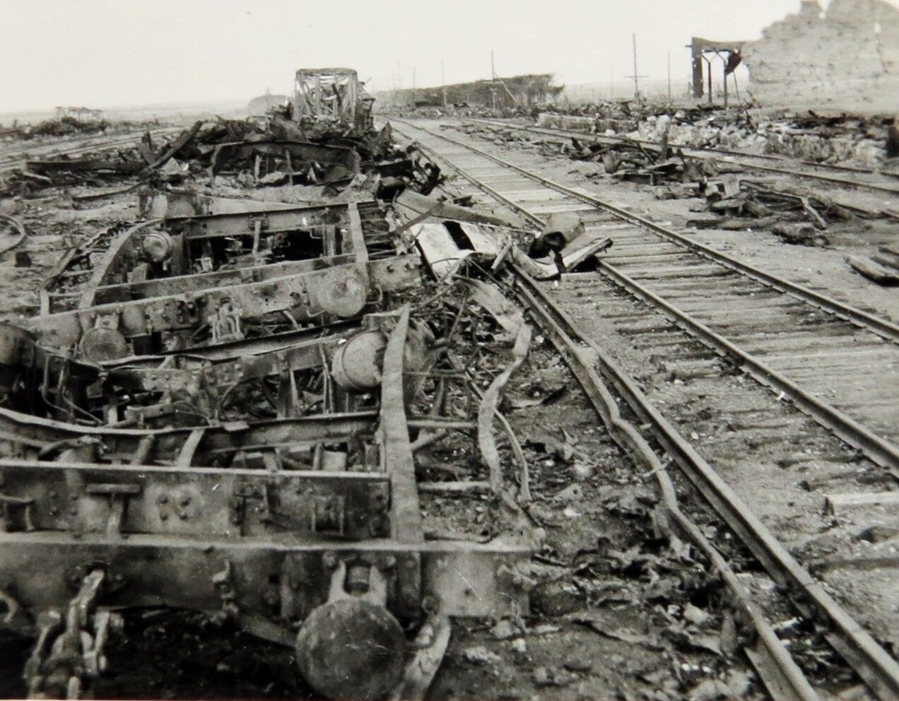 Foto Zerst?rter Bahnhof na. Stuka Angriff Schimsk Russland WK 2 WW2 Photo Poster painting (I-424