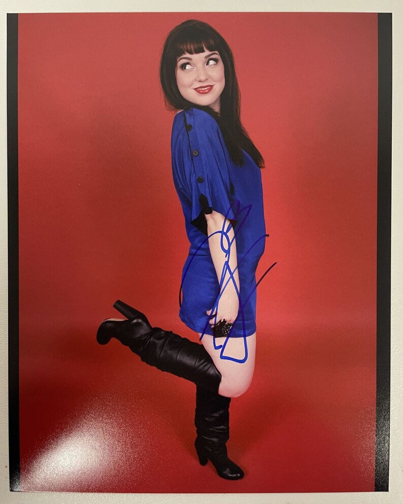 Jennifer Stone Signed Autographed Glossy 8x10 Photo Poster painting - COA Matching Holograms