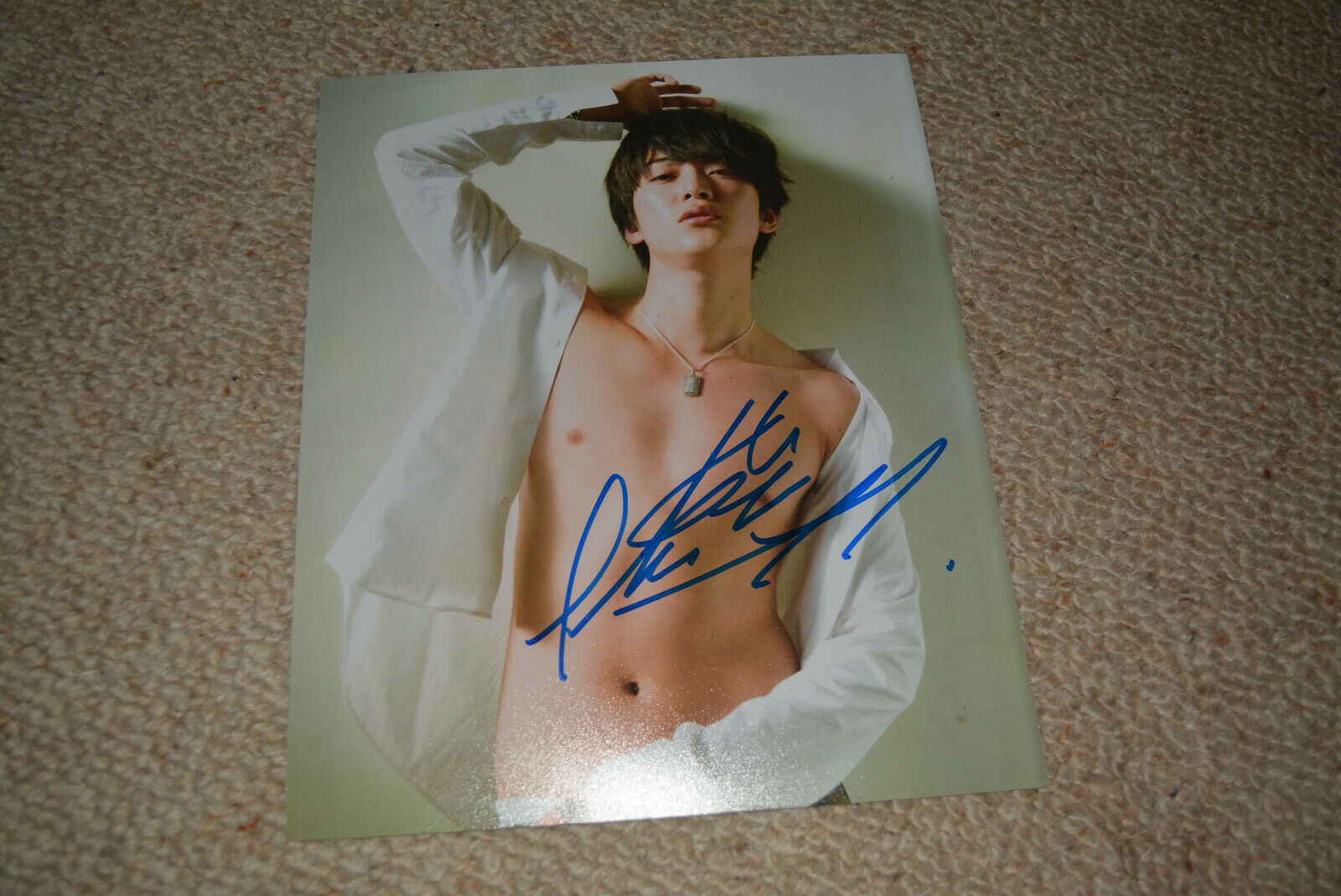 SHUNSUKE DAITO 大東 駿介 signed autograph In Person 8x10 (20x25 cm) Japanese actor