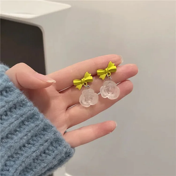 Metadun White Acrylic Flower Drop Earrings for Women Girls Cute Sweet Bow Earrings Trendy Sweet Cute Jewelry Party Accessories