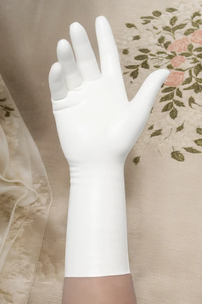 Unisex Latex Gloves White Classic Short Molded Latex Gloves Sophisticated Minimalist Gloves (KG31582)