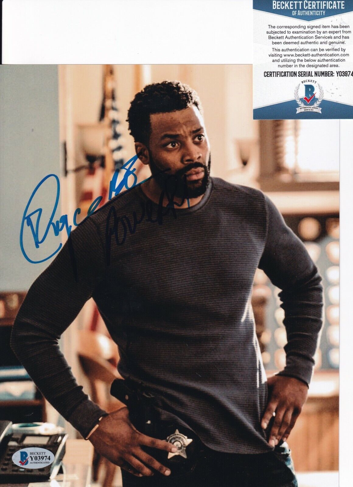 LAROYCE HAWKINS signed (CHICAGO P.D.) Atwater 8X10 Photo Poster painting BECKETT BAS Y03974