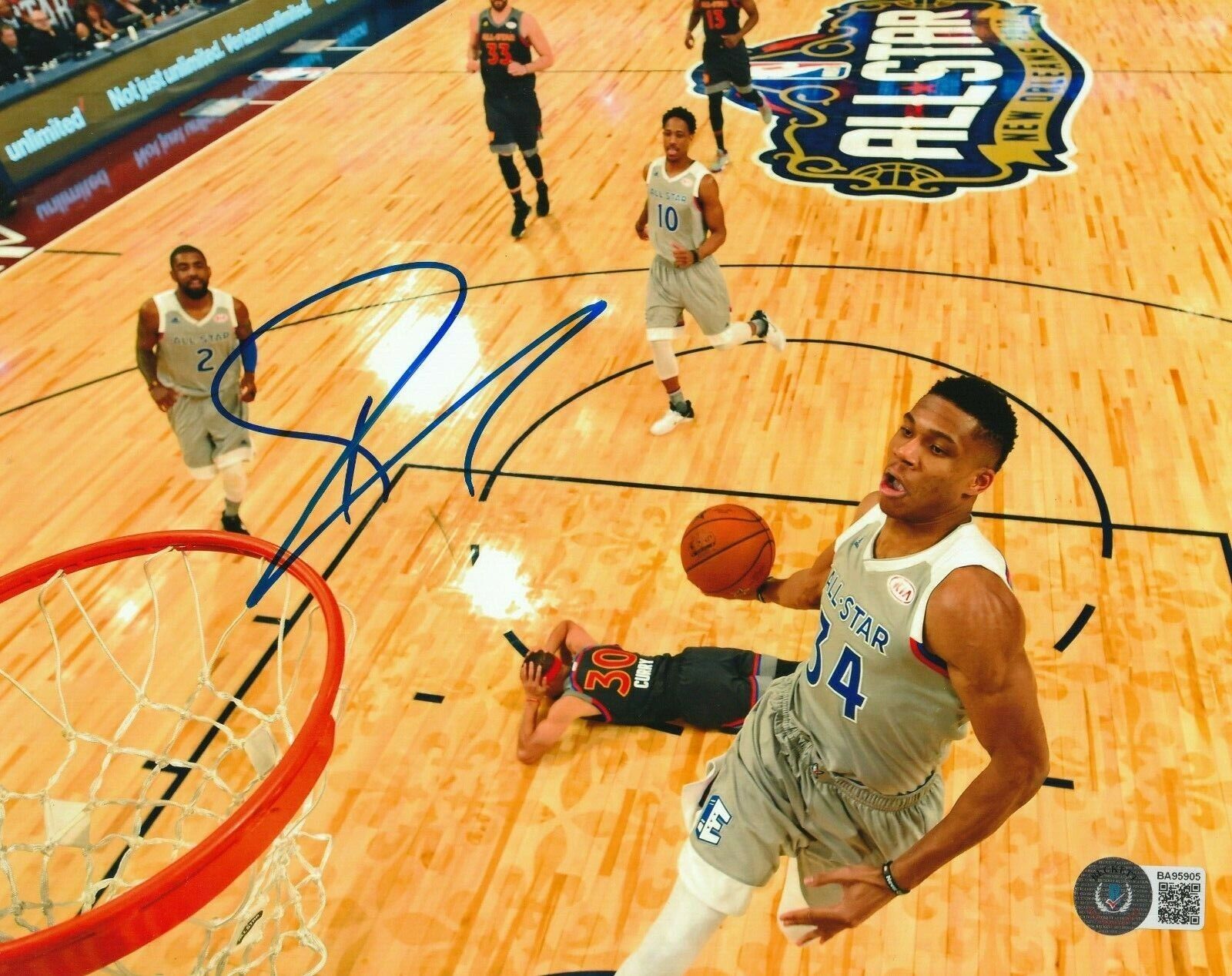 GIANNIS ANTETOKOUNMPO Signed BUCKS 8x10 Photo Poster painting w/ Beckett COA (BAS) - NBA TOP 75!