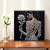 Dame tenant une rose - peinture diamant sp&eacute;ciale partielle, 30 x 30 cm / 11,8 x 11,8 pouces