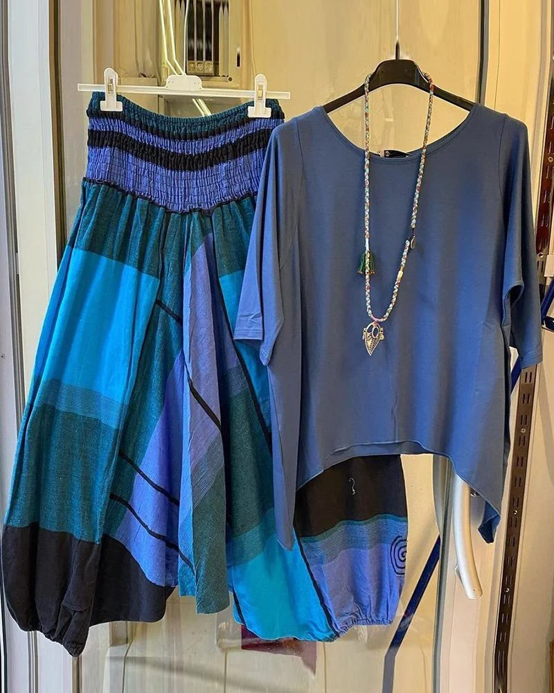 Fashionable Suit With Contrasting Colors