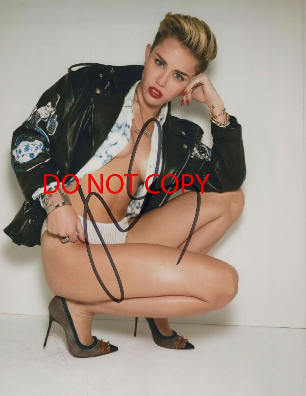 Miley Cyrus - Autographed Signed 8 x10 Photo Poster painting (Party In The U.S.A.) Reprint