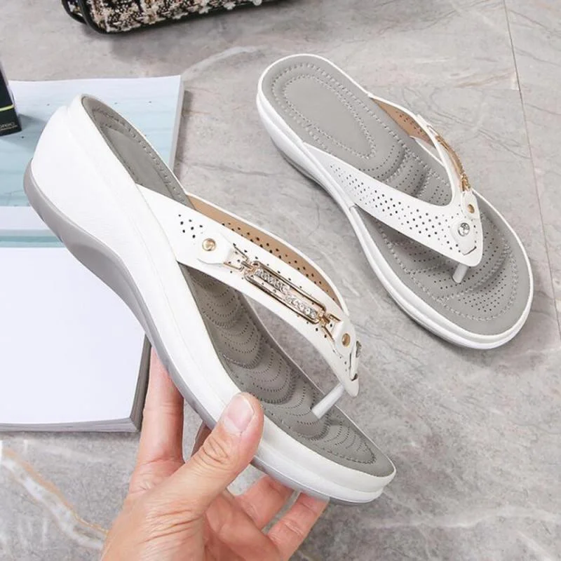 2022 Women&#39;s Slippers Summer New Fashion Metal Button Slides Shoes Wedge Beach Sandals Women Outside Platform Leisure Flip Flops