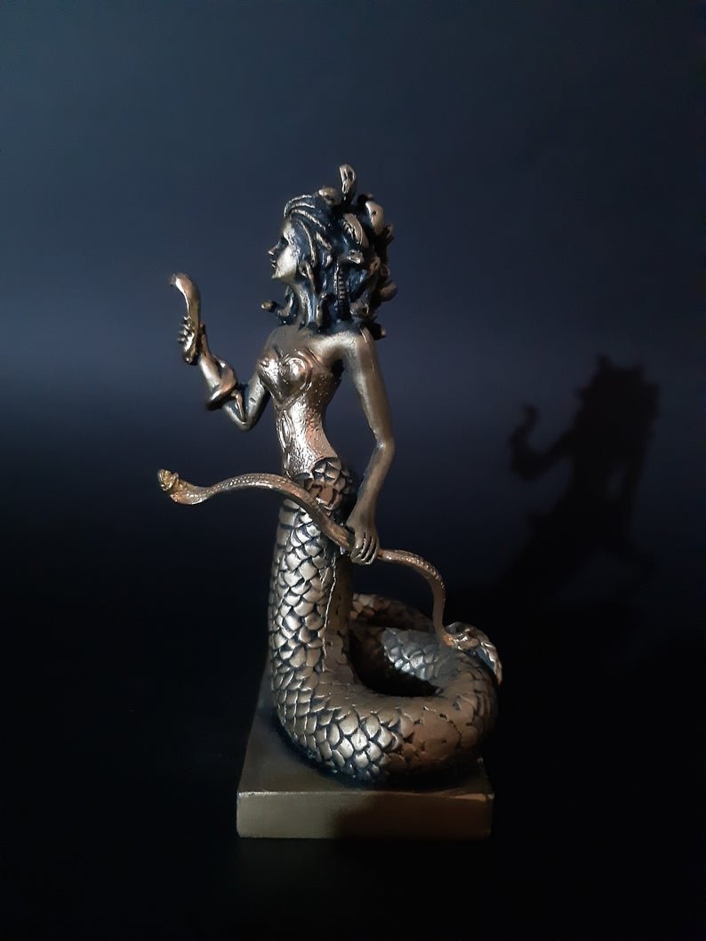 gorgon medusa statue