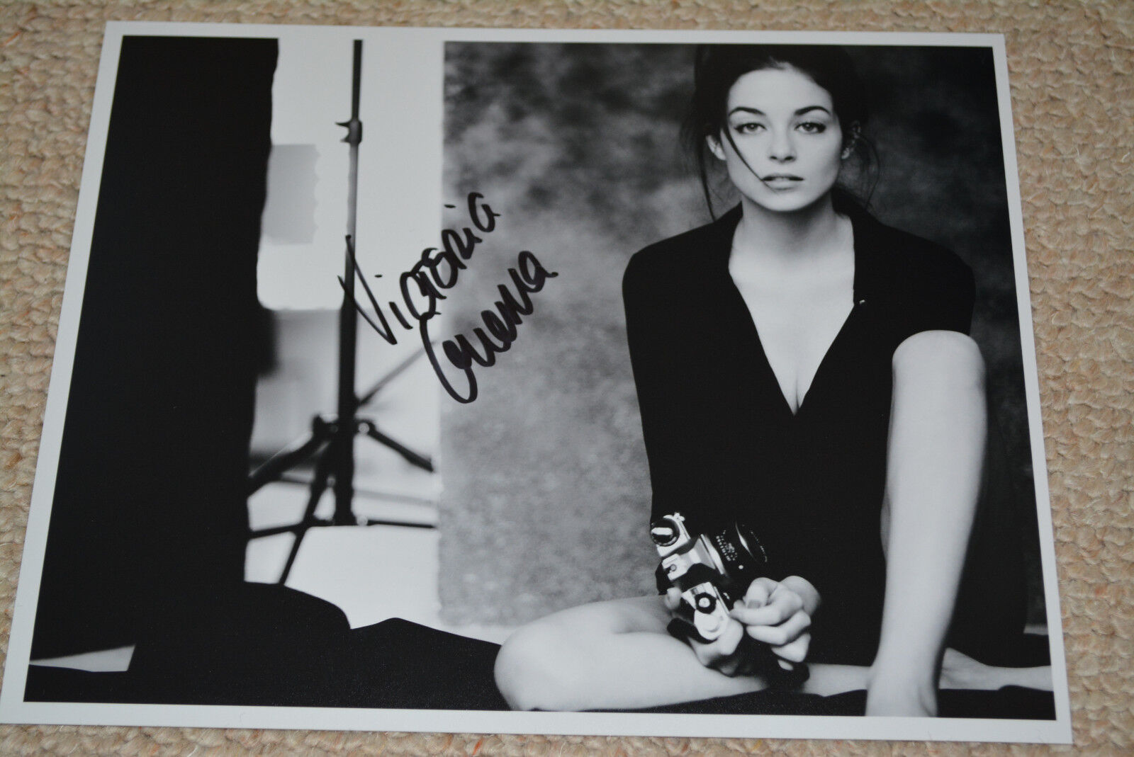 VICTORIA GUERRA signed autograph 8x10 (20x25 cm) In Person COSMOS