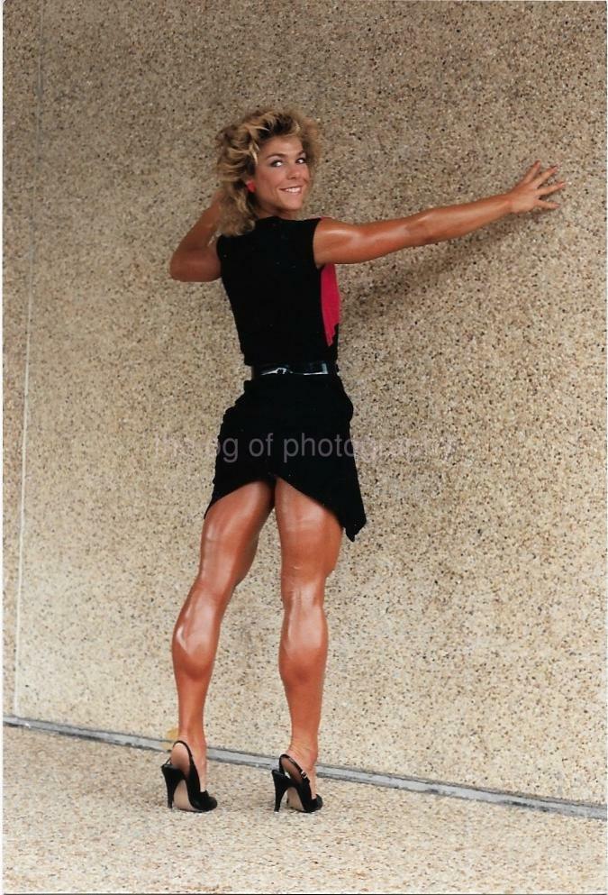 FEMALE BODYBUILDER 1980's GIRL FOUND Photo Poster painting Color PRETTY WOMAN EN 110 31 I