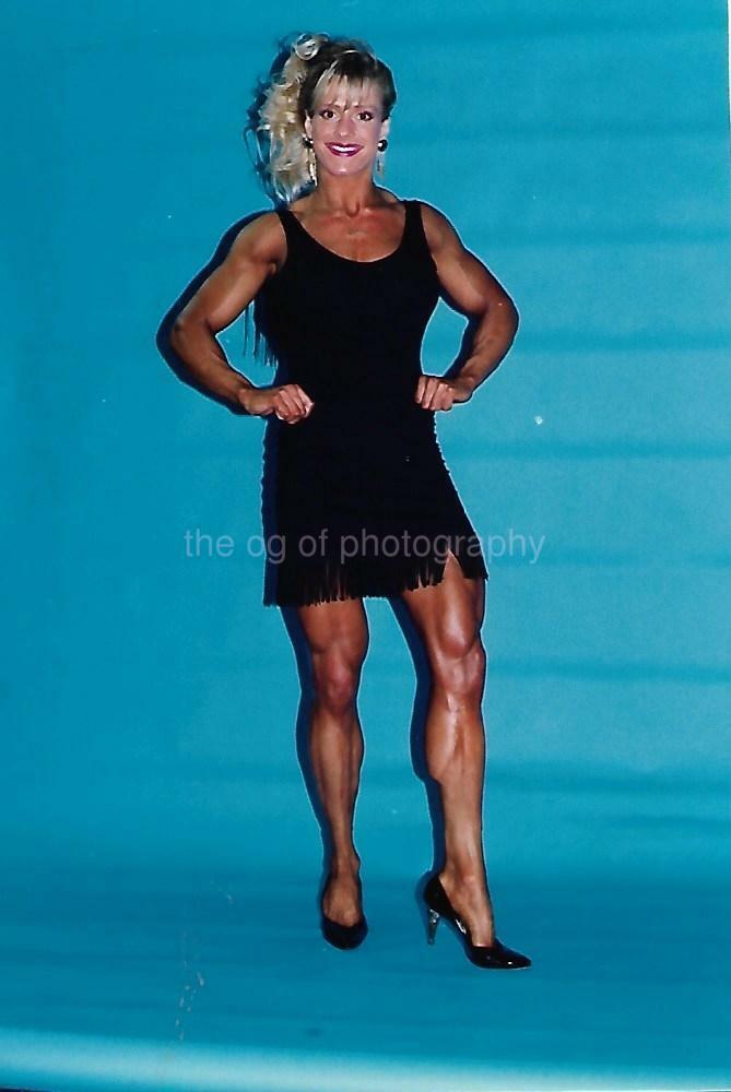 PRETTY BUFF WOMAN 80's 90's FOUND Photo Poster painting Color MUSCLE GIRL Original EN 21 49 W