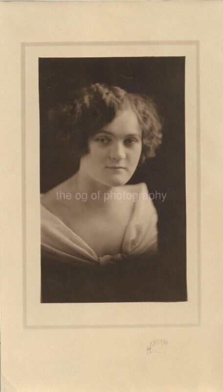 ANTIQUE PORTRAIT OF A WOMAN FROM BACK IN THE DAY Vintage FOUND Photo Poster painting bw 05 1 XX