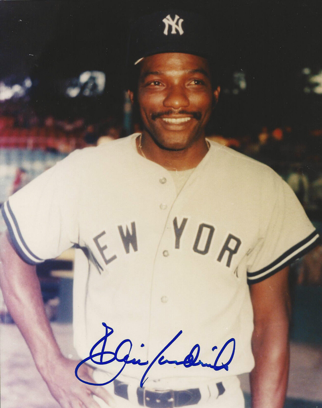 Signed 8x10 ELROD HENDRICKS New York Yankees Photo Poster painting - COA