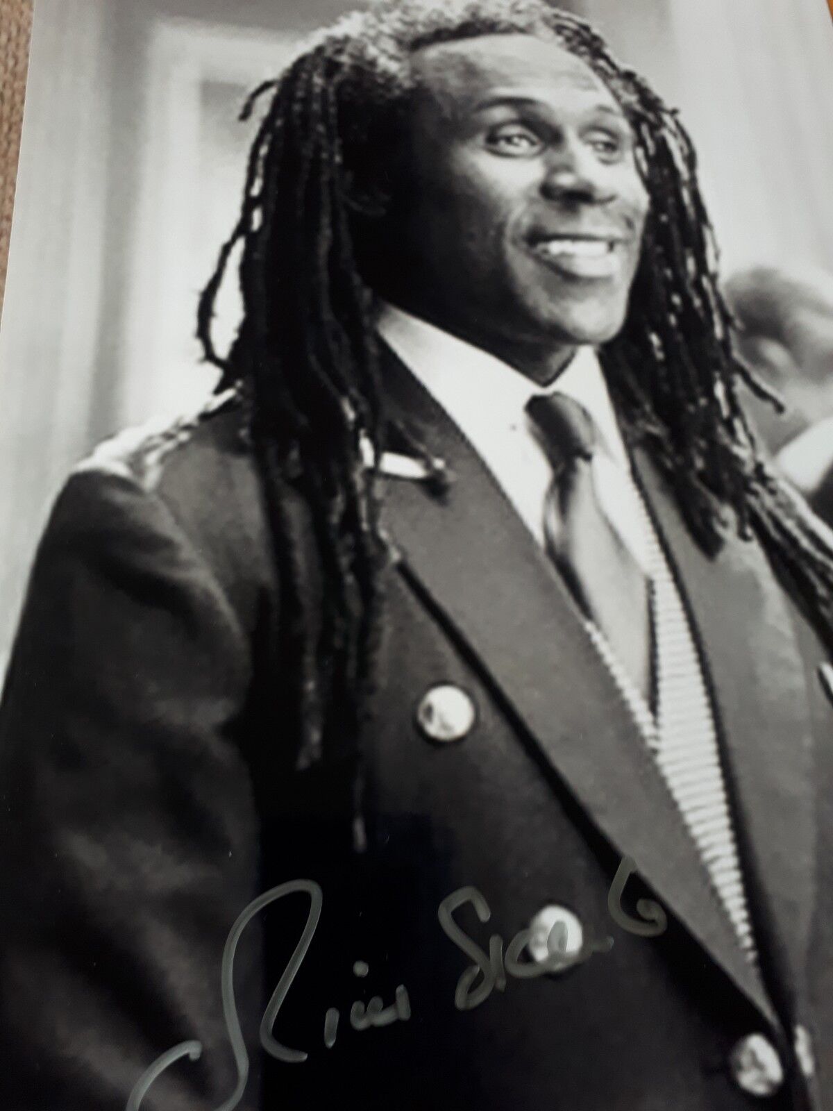 Oliver Skeete Signed 8 x 10 B x W Photo Poster paintingGRAPH FROM 2002 FILM Die ANOTHER DAY