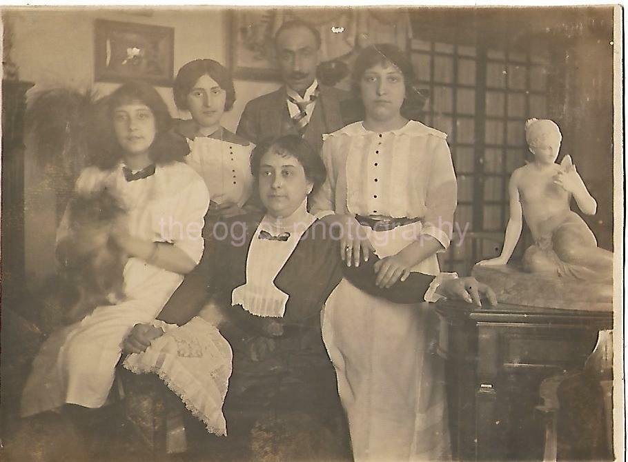 ANTIQUE FAMILY PORTRAIT Vintage FOUND Photo Poster paintingGRAPH bwOriginal 03 7