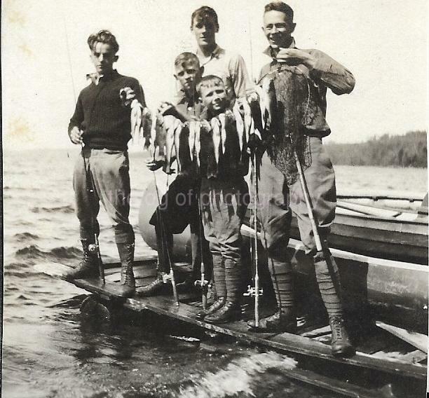 FISHING HAUL Vintage FOUND Photo Poster paintingGRAPH bw MEN FISH Original Snapshot JD 110 16 K