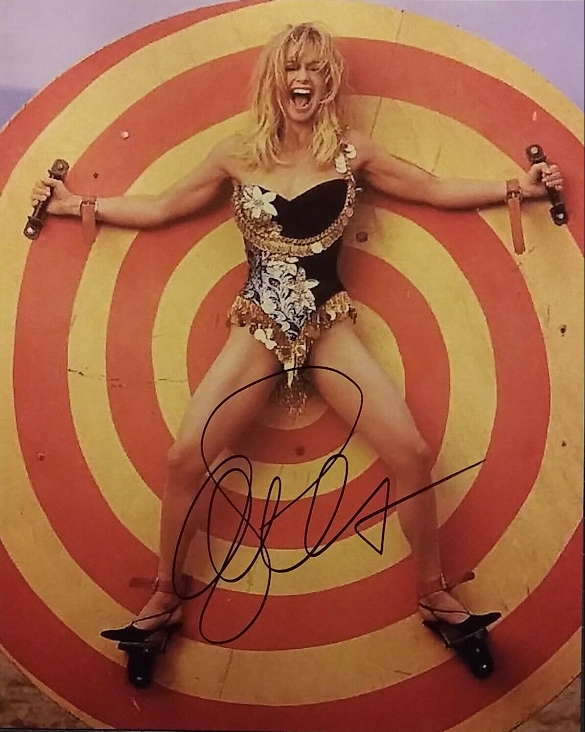 Goldie Hawn signed 8 x 10