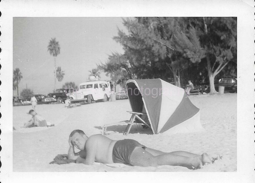 Vintage FOUND Photo Poster paintingGRAPH bw A DAY AT THE BEACH Original SNAPSHOT JD 110 4 Z1