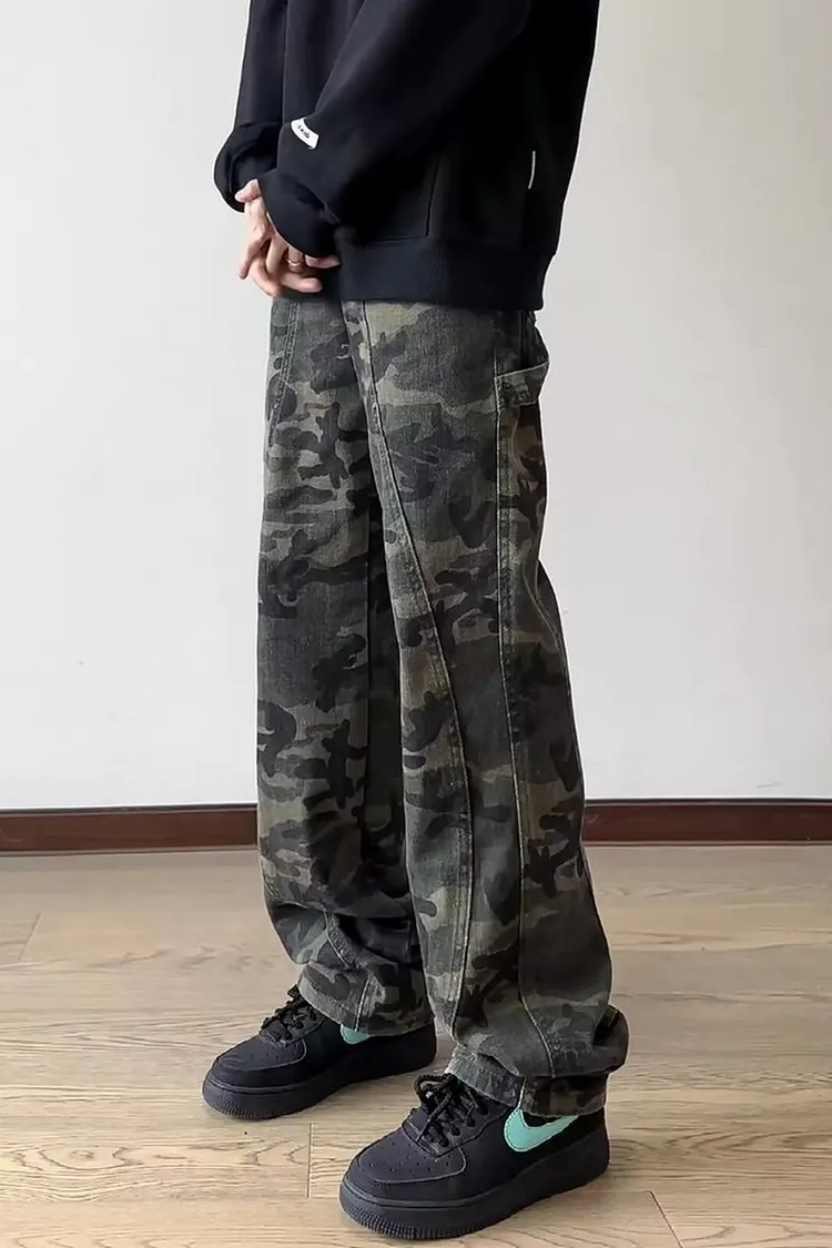 Men's Camouflage Cargo Jeans in a Relaxed Straight Fit