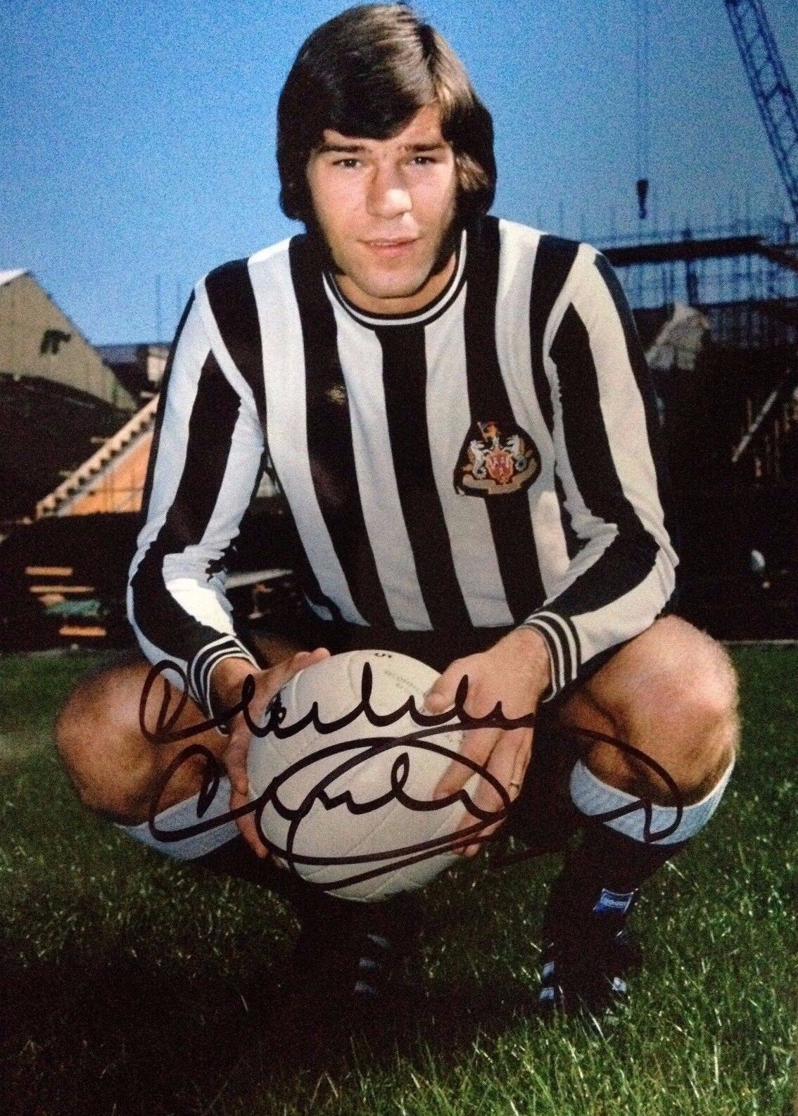 MALCOLM MACDONALD - FORMER NEWCASTLE UNITED FOOTBALLER - SIGNED COLOR Photo Poster paintingGRAPH