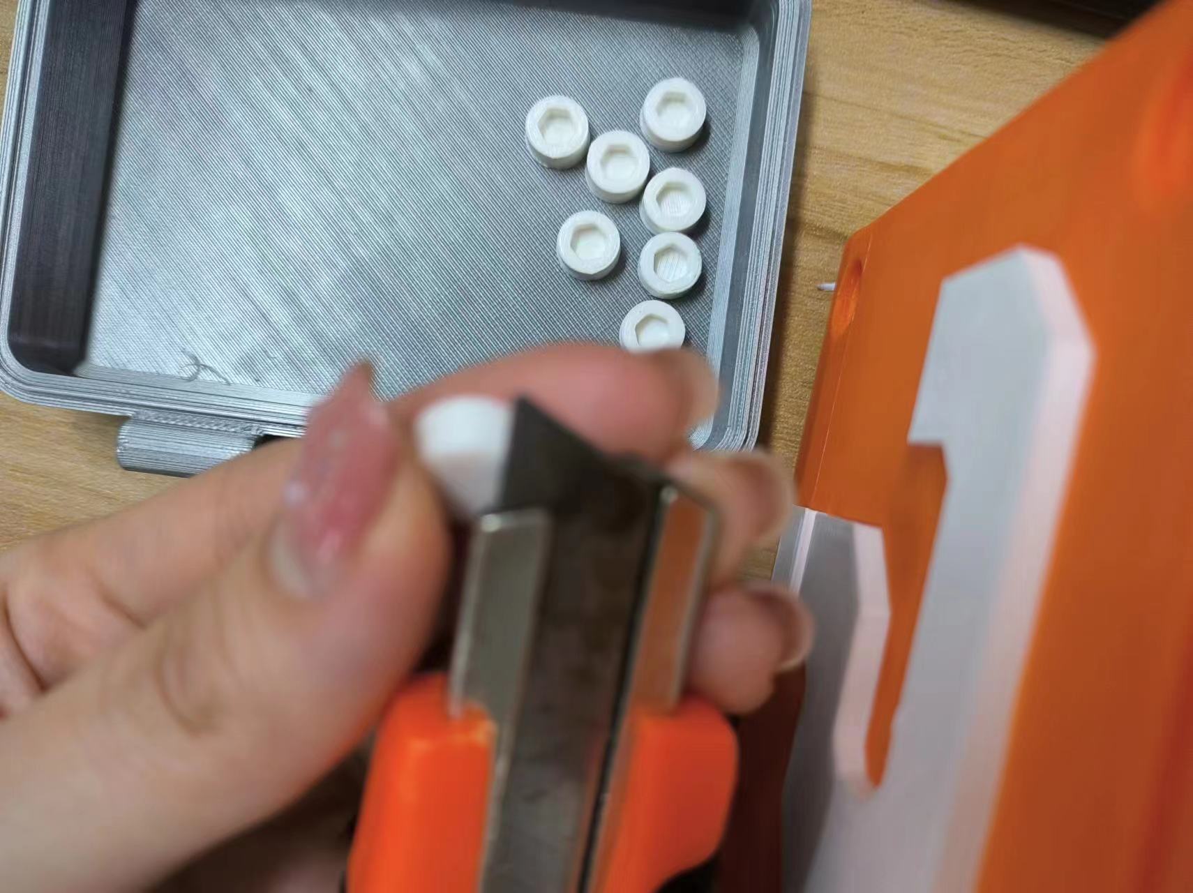 3D打印机完成打印后使用美工刀修整表面
