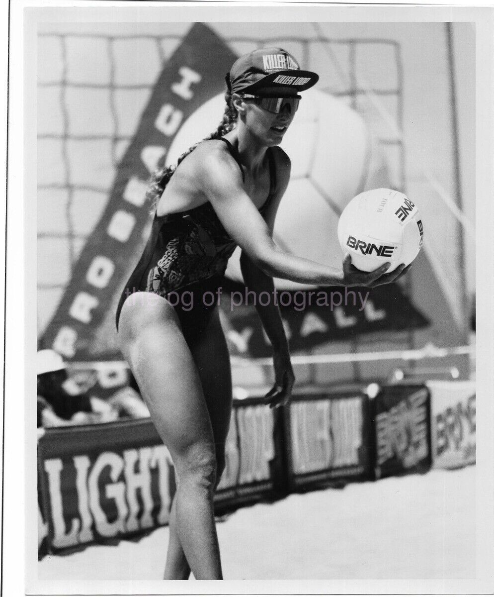 8 x 10 FOUND Photo Poster paintingGRAPH Vintage B + W PRO VOLLEYBALL GIRL Original 22 49 L