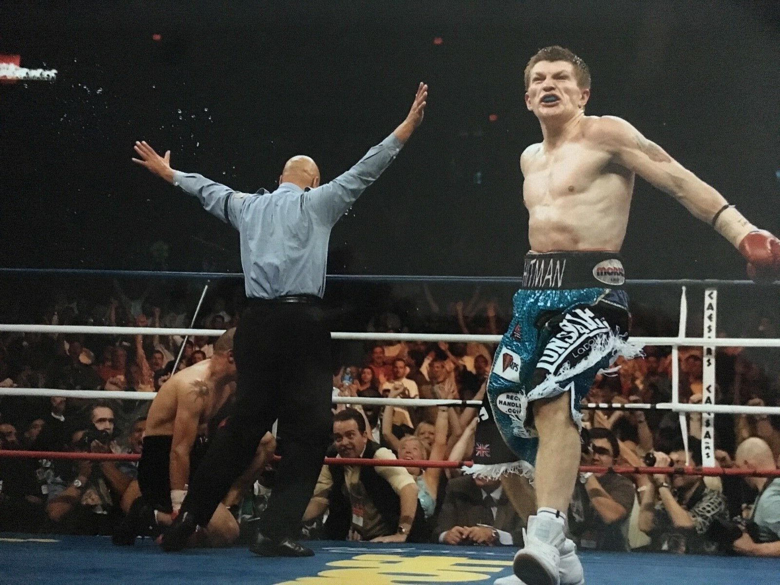 RICKY HATTON - FORMER WORLD CHAMPION - EXCELLENT UNSIGNED KNOCKOUT Photo Poster paintingGRAPH