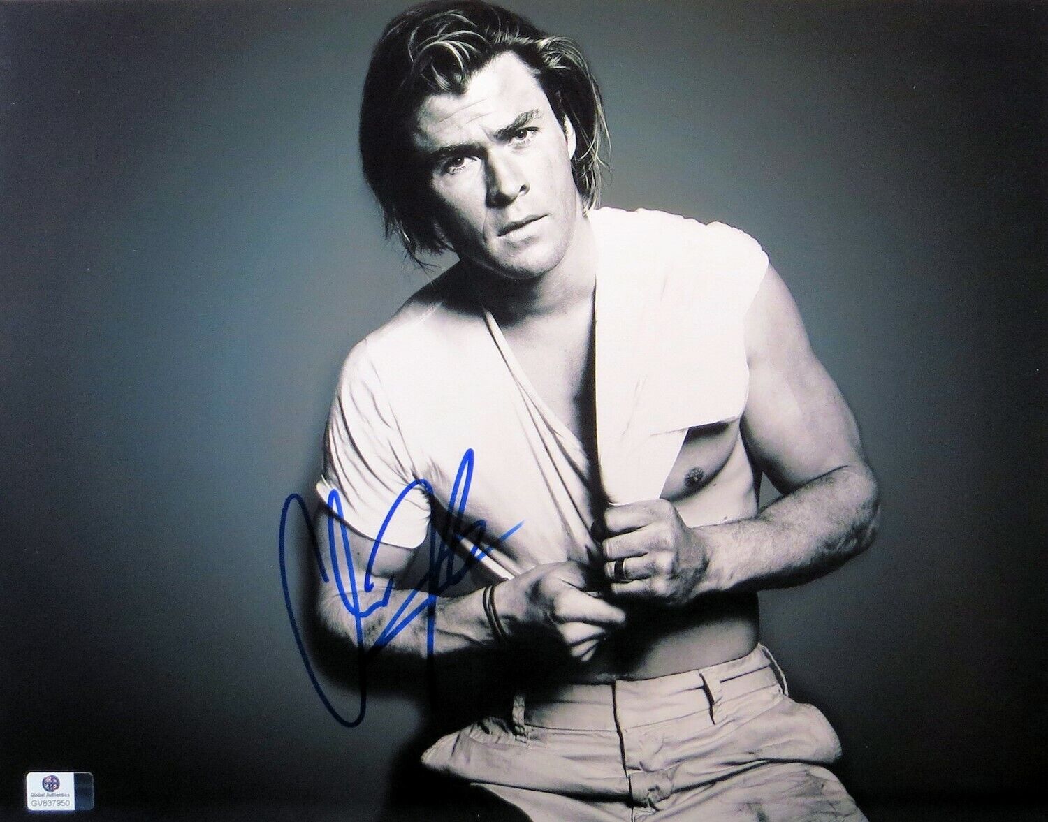 Chris Hemsworth Autographed 11X14 Photo Poster painting Thor Sexy B/W Shirt on Neck GV837950