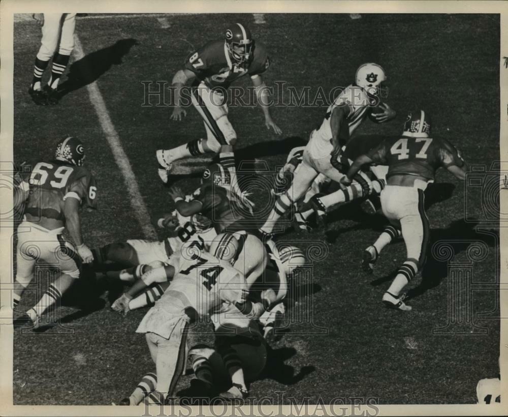 Press Photo Poster painting Auburn University Football - abnx01376