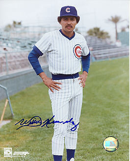 WILLIE HERNANDEZ CHICAGO CUBS ACTION SIGNED 8x10