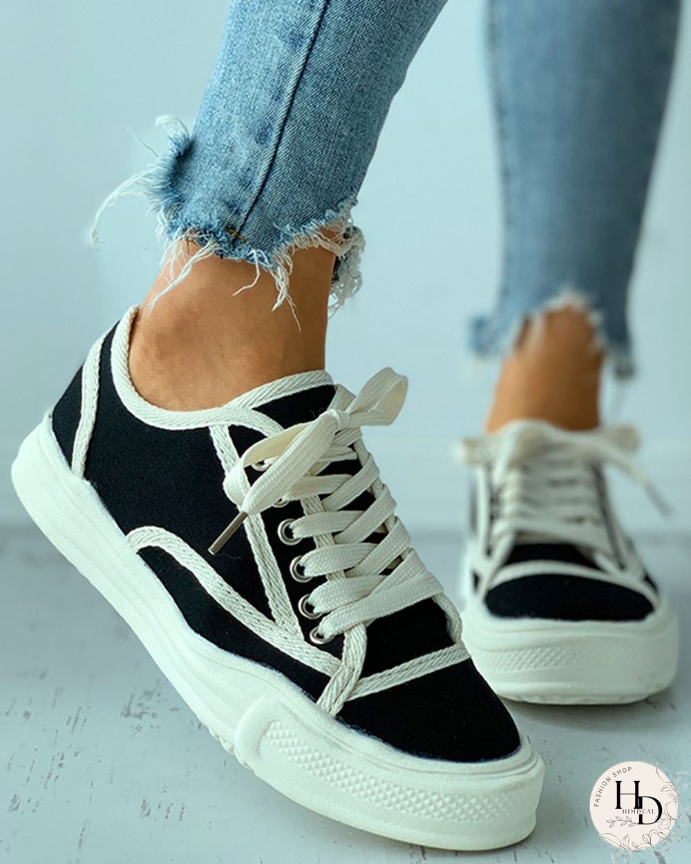 Colorblock Eyelet Lace-up Casual Sneaker